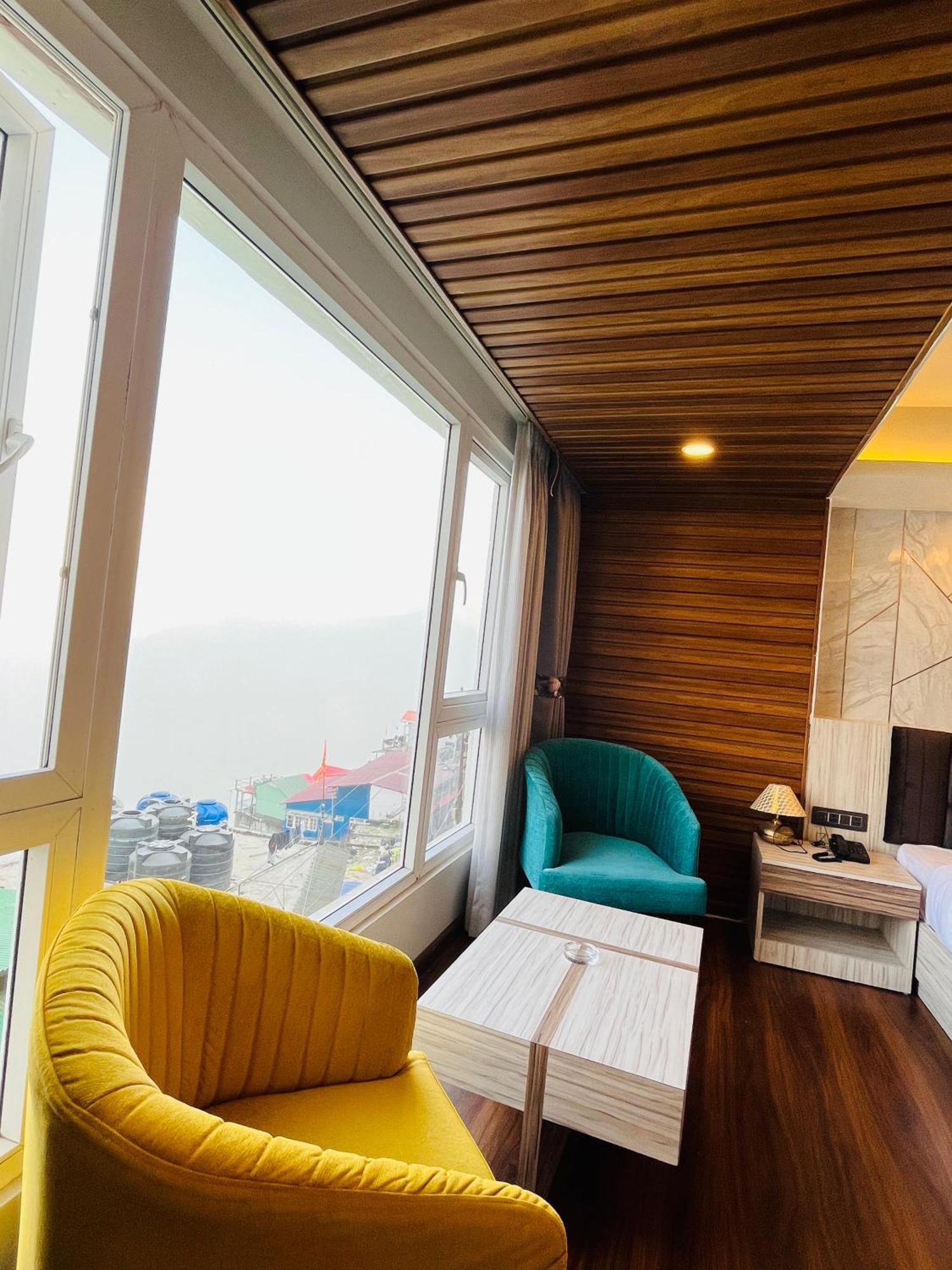 Luxury Stay At Hotel Broadway Boutique Mall Road Chowrasta Near Mahakal Temple Дарджилинг Экстерьер фото