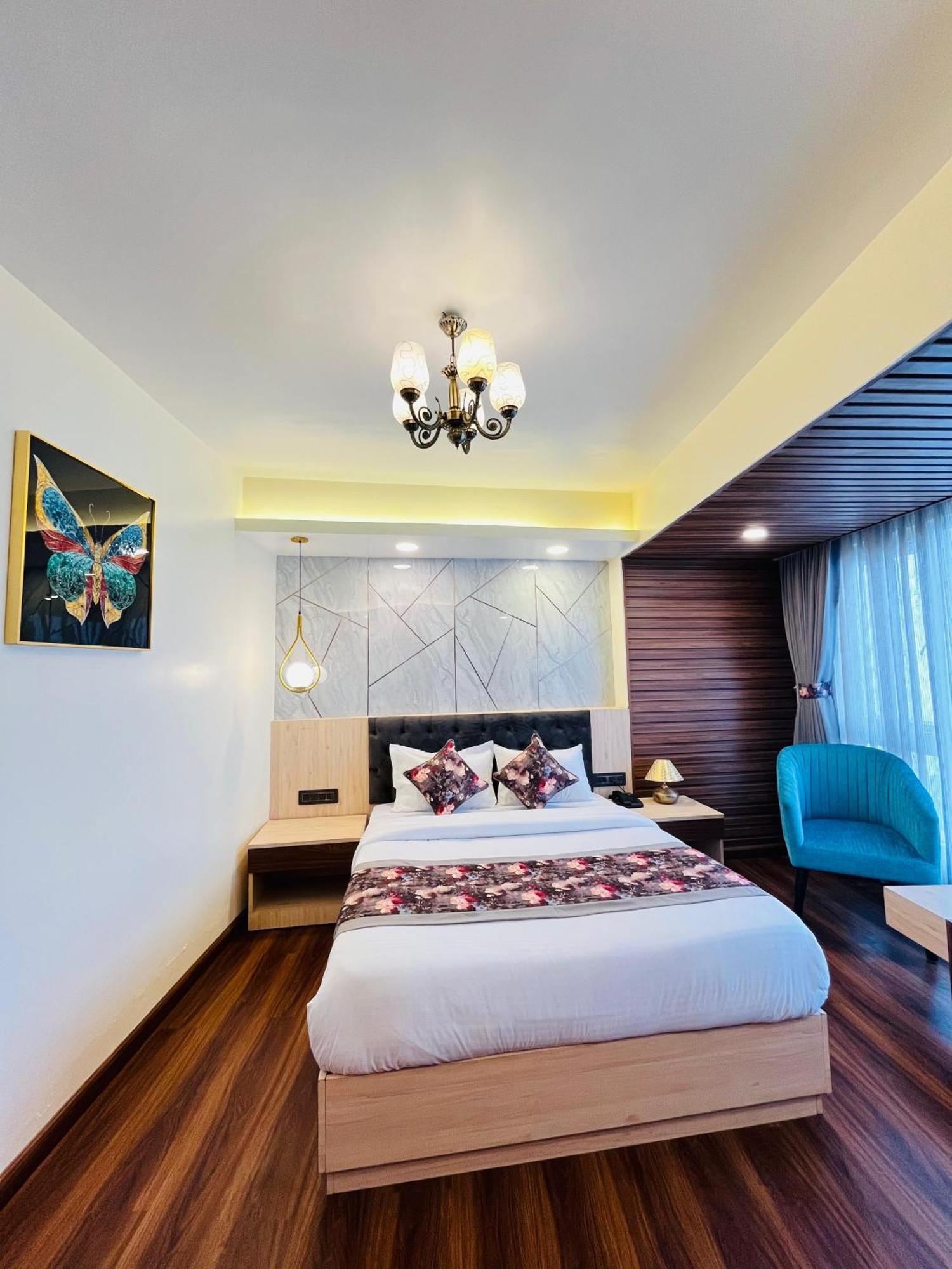 Luxury Stay At Hotel Broadway Boutique Mall Road Chowrasta Near Mahakal Temple Дарджилинг Экстерьер фото