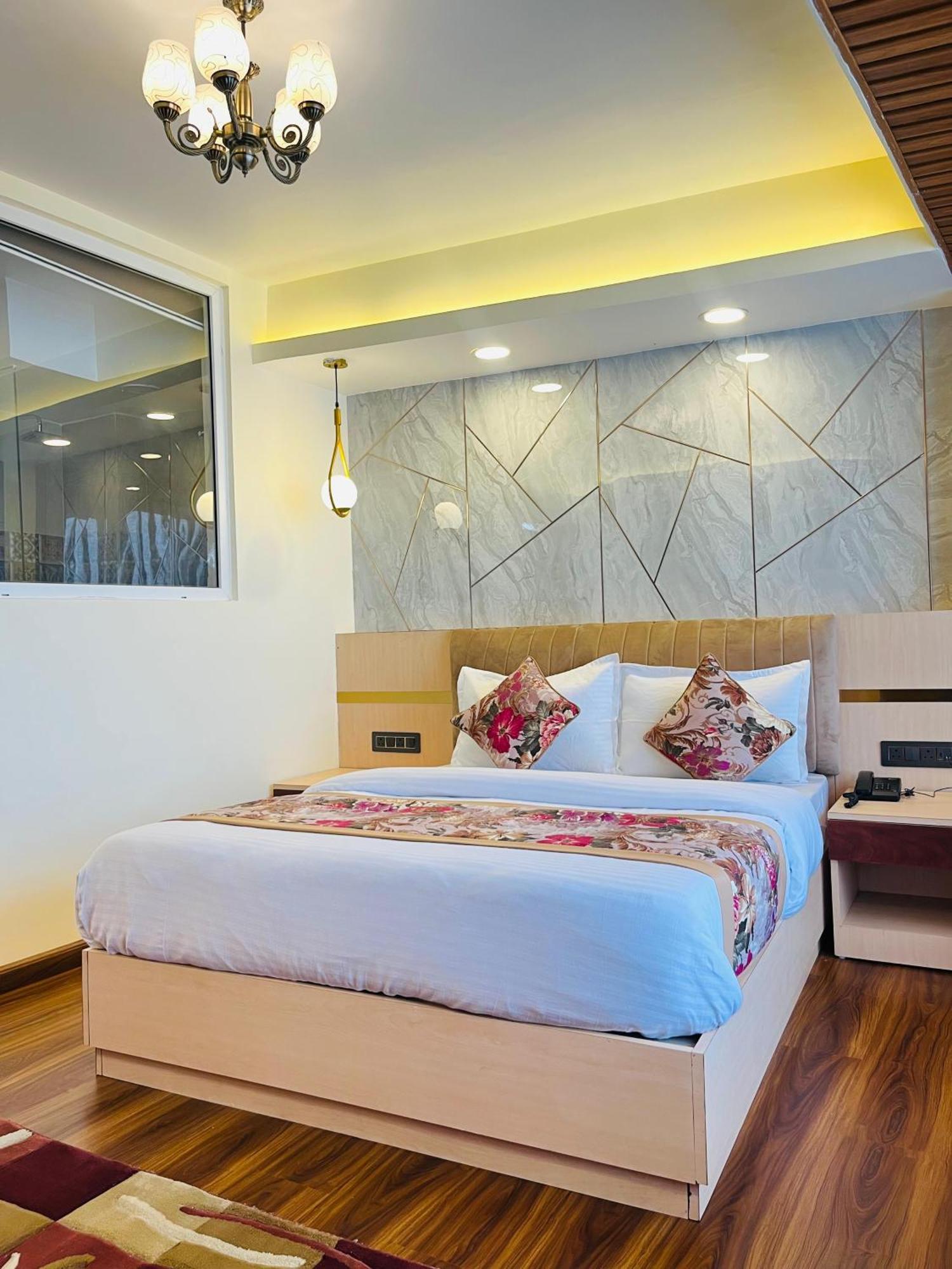 Luxury Stay At Hotel Broadway Boutique Mall Road Chowrasta Near Mahakal Temple Дарджилинг Экстерьер фото