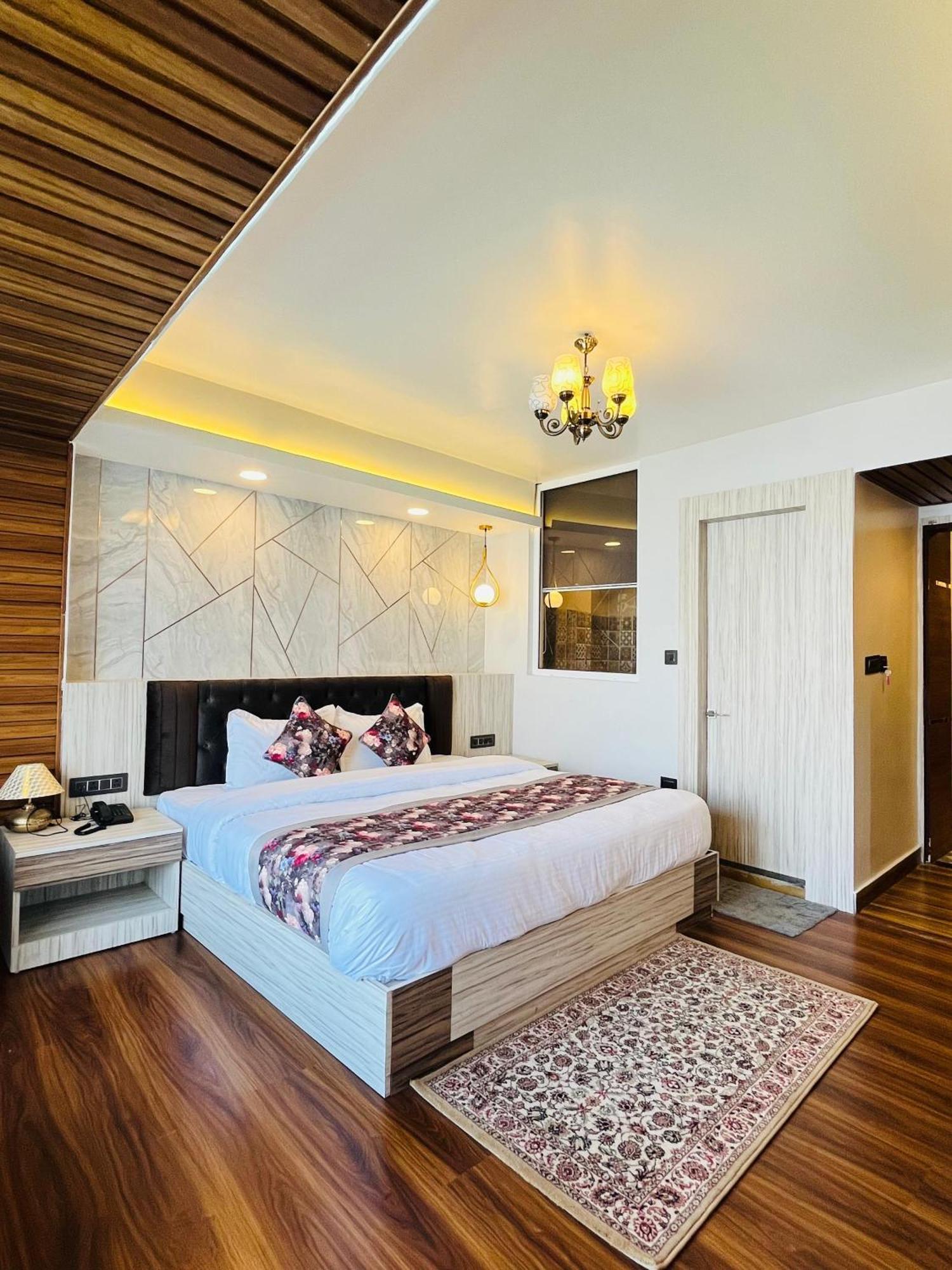 Luxury Stay At Hotel Broadway Boutique Mall Road Chowrasta Near Mahakal Temple Дарджилинг Экстерьер фото