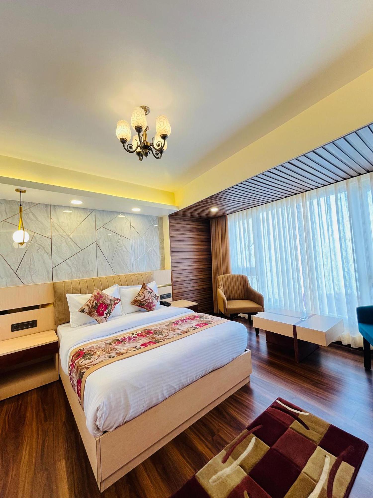 Luxury Stay At Hotel Broadway Boutique Mall Road Chowrasta Near Mahakal Temple Дарджилинг Экстерьер фото