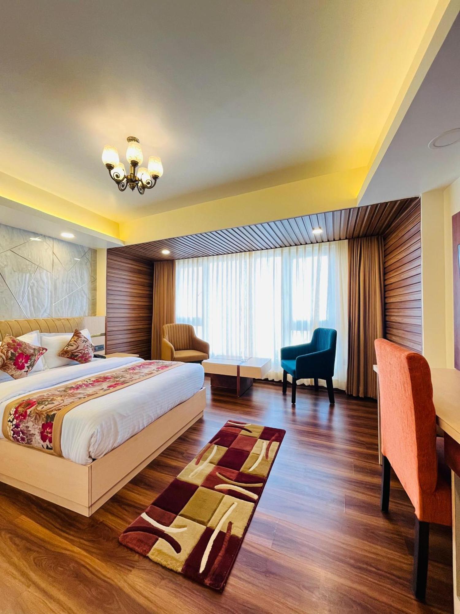 Luxury Stay At Hotel Broadway Boutique Mall Road Chowrasta Near Mahakal Temple Дарджилинг Экстерьер фото