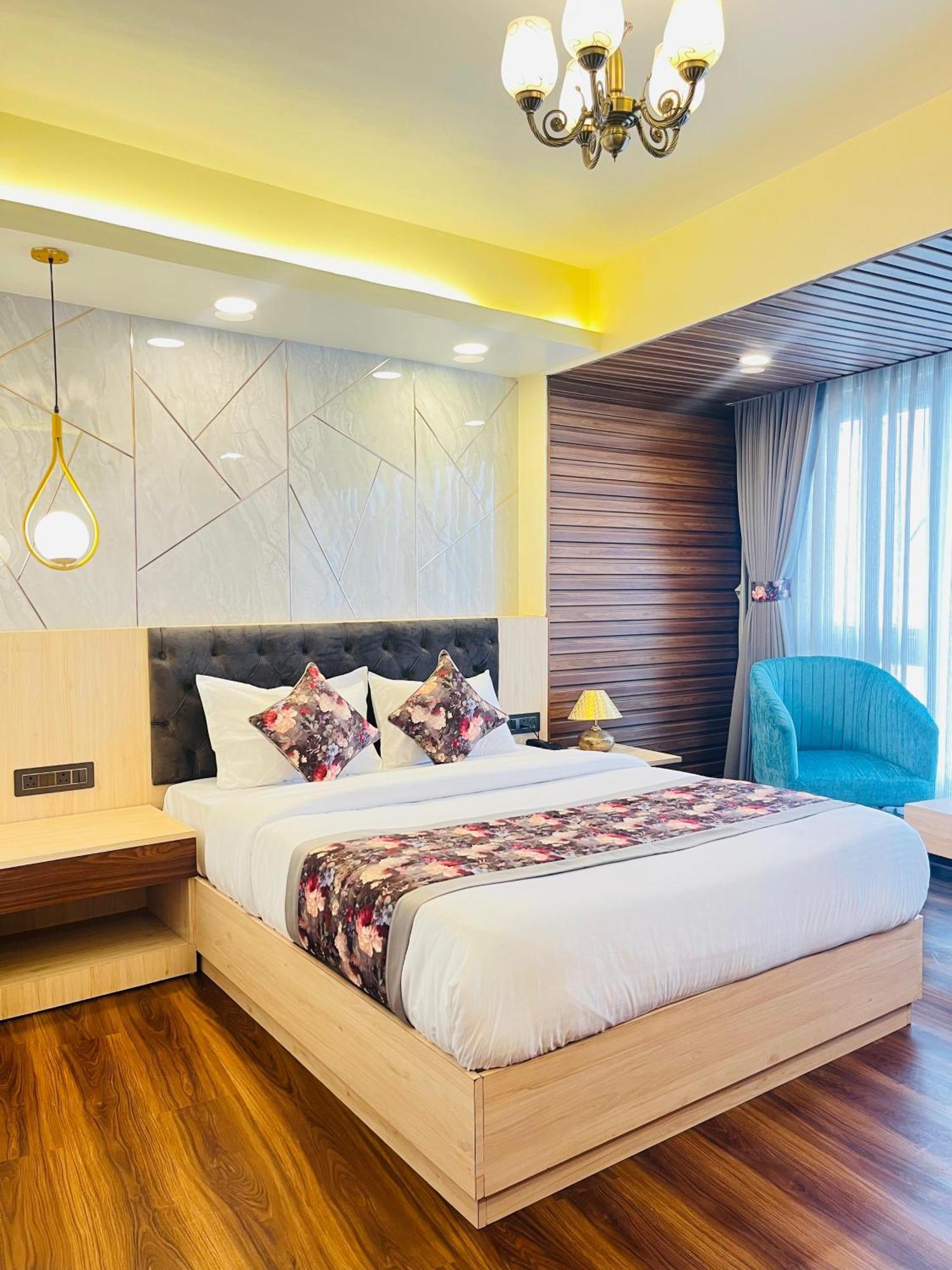 Luxury Stay At Hotel Broadway Boutique Mall Road Chowrasta Near Mahakal Temple Дарджилинг Экстерьер фото